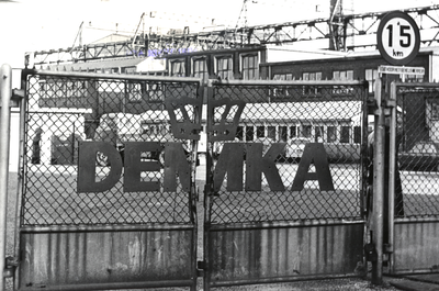 500568 Gezicht op de toegangspoort van het fabrieksterrein van de N.V. Nederlandse Staalgieterij v/h J.M. de Muinck ...